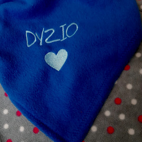 koc dla psa chabrowy sweetapaszka, imię wykonane czcionką bikli